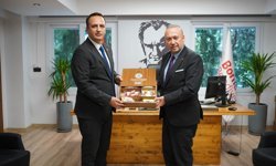 Özkan Yalım'ın Uşak'tan Bornova'da işe soktuğu kadın tartışılıyor! Başkan meclisi kapatıp salonu terk etti!