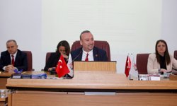 Uşak'ta Özkan Yalım'a destek veren Uşak Belediye Başkan Yardımcıları ve Meclis üyelerini topa tuttu!