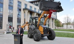 Uşak'ın komşusu Kütahya'ya yol yapımı için kullanılan araç hibe edildi
