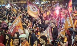 Uşak'ta Galatasaray taraftarının dört dörtlük şampiyonluk yürüyüşü!