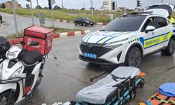 Uşak’ta meydana gelen kazada motokurye ayağından yaralandı