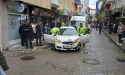 Uşak Çakaloz Sokak’ta meydana gelen tek taraflı kaza neticesiyle aracın sürücüsü yaralandı!