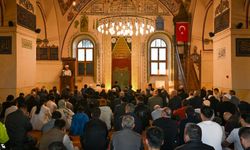Uşak Valisi Serdar Kartal bayram namazını Ulu Cami’de kıldı