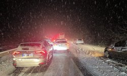 Uşak ve Afyon yolunda kar nedeniyle araç kuyrukları oluştu