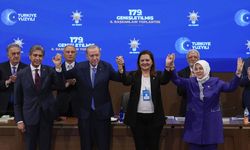 Afyon Belediye Başkanı Burcu Köksal, AK Parti rozetini taktı