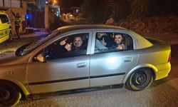 Uşak'ın komşusu Kütahya'da üniversiteliler 1 otomobile 8 kişi binince!