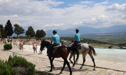Uşak'tan da ziyaretçi çeken Pamukkale'de atlı timler görevde
