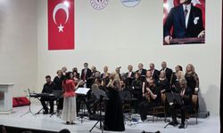 Uşak'ta şef Miray Aysun Yazgan'ın yönettiği korodan müzik ziyafeti