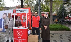 BTP Uşak İl Kadın Kolları, Tiritoğlu Parkı'nda annelere çiçek takdim etti
