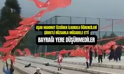 Uşak Mahmut Özgöbek İlkokulu öğrencileri, bayrağı yere düşürmediler