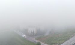 Uşak'ta yağmurun ardından sis başladı! Karadeniz'deki görüntüleri çağrıştırdı!