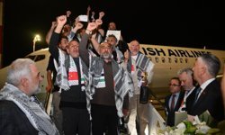 2 gündür haber alınamayan Uşaklı iş adamı ile 17 Türk vatandaşı Türkiye'ye geldi