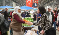 Uşak Belediye Başkanvekili Hatice Terekeci Özkan Kemal Öz pazaryerindeki esnafı ziyaret etti