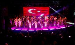 Uşak Maarif Halk Dansları Topluluğu'nun hazırladığı gösteri, Huzur Park'ta sergilendi