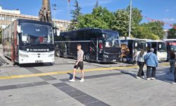 Uşak Belediyesi, Atatürk Anıtı’nın önünden ücretsiz servis kaldırdı