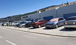 Gediz'deki bu tesisin otoparkında çok fazla Uşak plakalı araç var