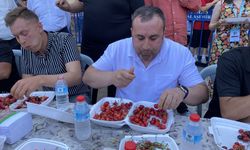 Eşme'nin komşusu Alaşehir'de kiraz yeme yarışı yapıldı!