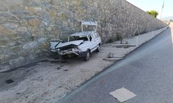Uşak OSB'nin önünde kamyonla çarpışan otomobil istinat duvarına çarparak durdu