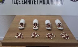 Uşak'ın Banaz ilçesinde polisten kaçan araçtan atılan poşetten 197 sakıncalı hap çıktı