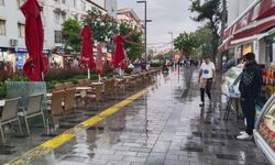 Uşak'ta dün aniden bastıran yağmur bereketiyle yağdı! Meteoroloji haritalarına göre bugün de yağış olabilir!