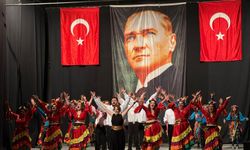 Uşak Eşme'de yöresel değerlerin sahneye taşındığı 'Eşme Halk Oyunları' gösterisi yapıldı
