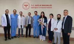 Uşak EAH'ta Acil Tıp Asistanlığı görevini yerine getiren Büşra Nur Yılmaz, eğitimlerini tamamlayarak 'Uzman Doktor' oldu