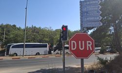 Uşak’taki Hacıkadem Kavşağı’nda bulunan trafik ışıklarında sinyalizasyon sıkıntısı yaşanıyor