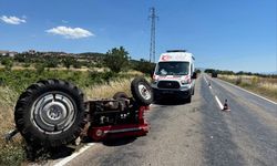 Uşak'ın Karahallı ilçesinde kamyon ve traktör çarpıştı