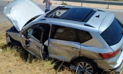 Uşak ve Gediz yolunda şarampole devrilen araç toprak yığınına battı