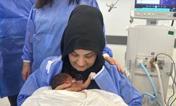 İzmir Şehir Hastanesi'nde anne karnındaki operasyonla ayrık omurgası olan bebek sağlıklı bir şekilde doğdu