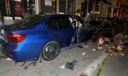 Uşak'ta bir otomobil, cadde üzerindeki direğe ve kaldırımdaki 3 yayaya çarptı!