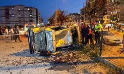 Uşak Yavuz Sultan Selim Caddesi'nde savrulan otomobil yayalara çarptı! 1'i ağır 2 yaralı!