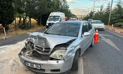 Uşak Hacıkadem Kavşağı'nda kaza! 2'si çocuk 4 kişi yaralandı!