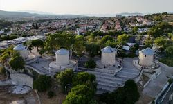 Alaçatı'daki taş evli ve Arnavut kaldırımlı sokaklarda anı biriktiriyorlar