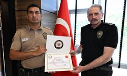 Uşak'ta sağanak yağmur altında iç ısıtan davranışıyla takdir toplayan bekçiyi, Emniyet Müdürü Taner Çiftçi onurlandırdı
