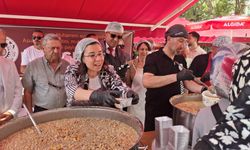 Uşak Belediyesi'nin organize ettiği Aşure dağıtımı, Tiritoğlu Parkı'nda yapıldı