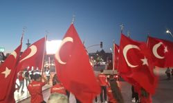 Uşaklılar ellerinde Türk bayrakları ile Atapark'tan 15 Temmuz Şehitler Meydanı'na yürüdü