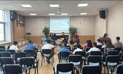 Afyon’da gönüllü akademisyenler, devletin baktığı çocuklara müzik eğitimi veriyor