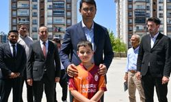 Uşak Valisi Kartal, çocukların dondurma talebini geri çevirmedi