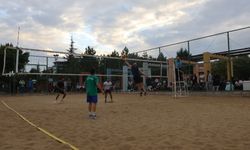 Uşak Atapark'ta kum voleybolu turnuvası düzenleniyor