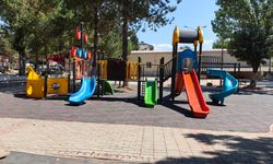 Uşak'ın Karahallı ilçesindeki parklarda eskiyen oyun grupları değişti