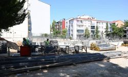 Yeniden yapılan Uşak Cumhuriyet İlkokulu binası yükseliyor