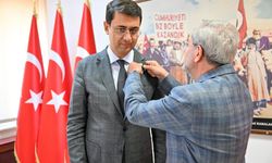 Uşak Valisi Kartal'a 80'inci yıl rozetini hediye etti