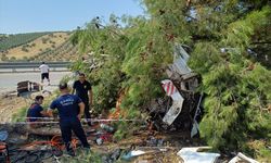 Uşak ve İzmir yolu üzerindeki Salihli'de otobüs ve kamyon çarpıştı! 1 kişi hayatını kaybetti, 7 yaralı var!