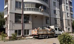 Kütahya Yunu Emre Mahallesi'ndeki emekli profesörün evinden kamyon kamyon çöp çıktı