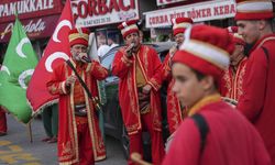 İzmir'de AK Parti'ye katılan 500 kişi Konak'ta mehter takımıyla karşılandı