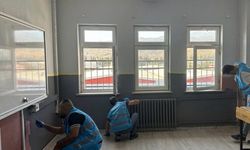 Eşme'nin komşusu Alaşehir'deki okulları denetimli serbestlik hükümlüleri boyadı