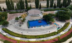 Kula Belediye Meydanına kurulan portatif havuzda, çocuklar yüzme öğrenip serinliyorlar