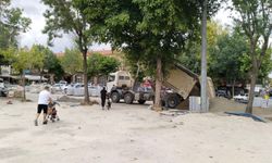 Türkeş, toz mağduru Uşak Mende Pazarı esnafının dertlerine vurgu yaptı