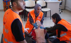 Uşak'taki 112 sağlık ekiplerine yönelik uygulamalı eğitimler devam ediyor